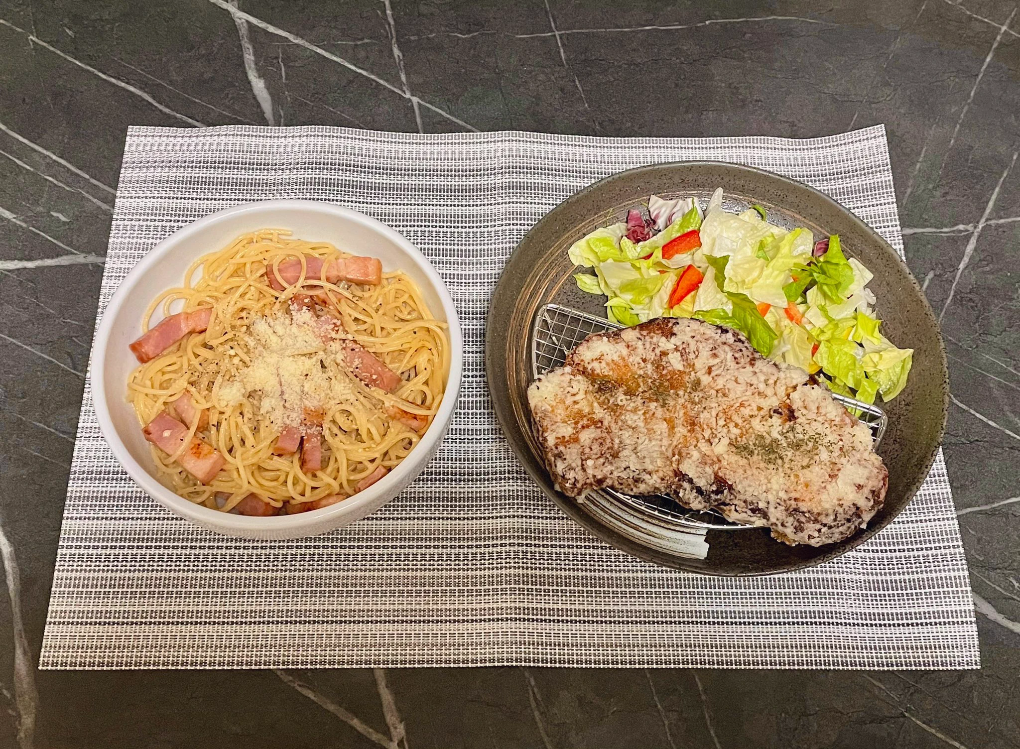 今日の夕飯は？
･簡単レンチンパスタ
･カレーウスターフライドポーク
イガゴーさんのレンジで簡単美味いパスタを作ってみました👀うまんちゅ❣️フライドポークはもう1枚食べれたなぁ🤤〜❁
#俺飯  