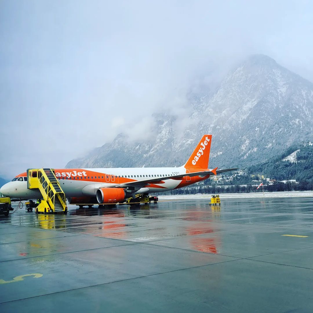 easyJet tweet media