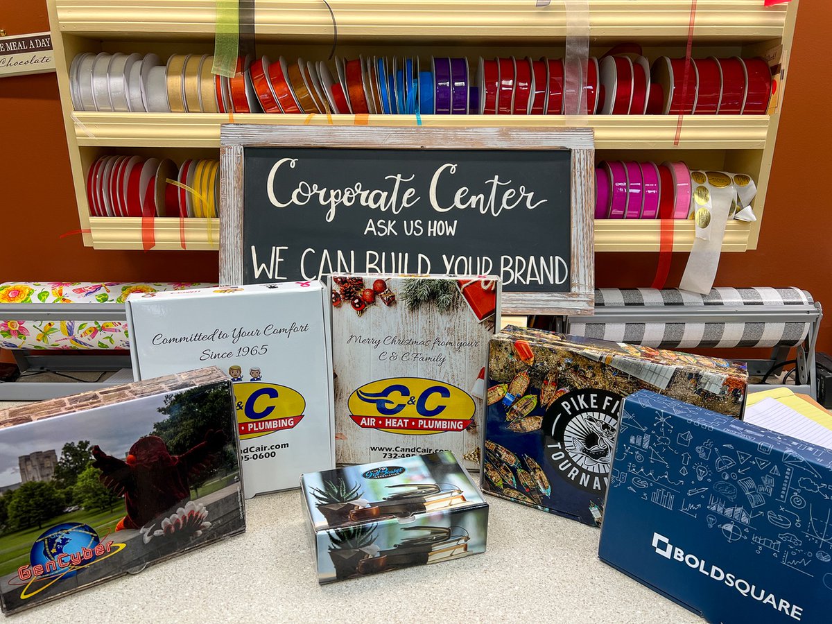 SuziSweetShoppe's tweet image. Here's how to be top of mind with clients.🍫🍫🍫

Our customized chocolates and wrappers are a tasty and memorable way to make a lasting impression on business prospects and clients. 

Take a look at the many options we offer on our website. suzisweetshoppe.com/collections/bu…