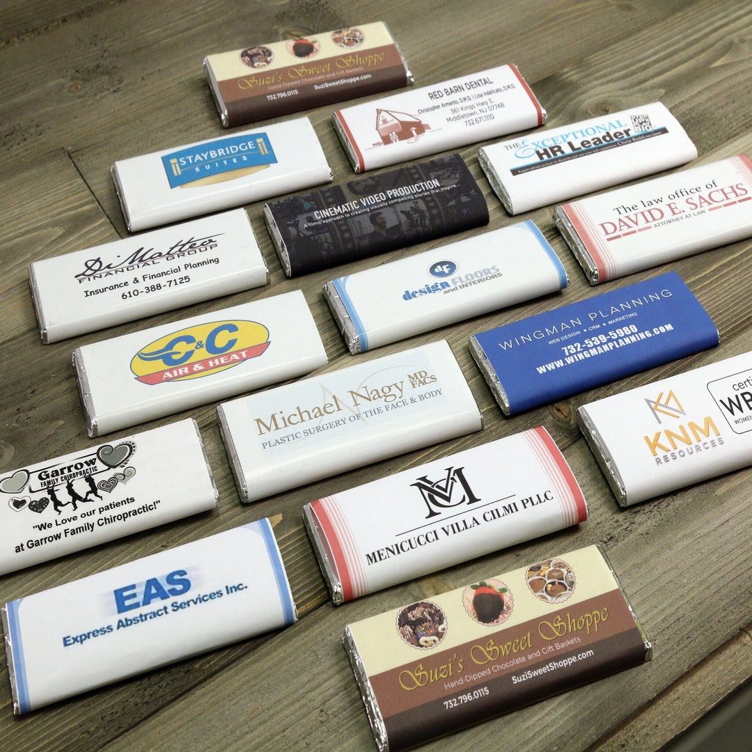 SuziSweetShoppe's tweet image. Here's how to be top of mind with clients.🍫🍫🍫

Our customized chocolates and wrappers are a tasty and memorable way to make a lasting impression on business prospects and clients. 

Take a look at the many options we offer on our website. suzisweetshoppe.com/collections/bu…