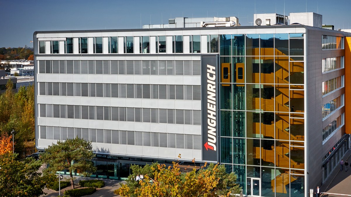 Changes have been made at the top level of the Jungheinrich AG supervisory board. The control committee has nominated Rolf Najork to succeed the outgoing chairman of the supervisory board, Hans-Georg Frey. @JungheinrichAG <a href="/JungheinrichAU/">Jungheinrich Australia</a> 
Read more at bit.ly/3YlpYPK