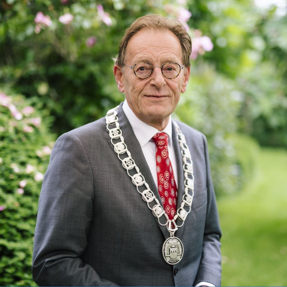 Burgemeester <a href="/JanssenKoos/">Koos Janssen</a> kondigt vertrek aan als burgemeester van Zeist. Dat heeft hij aan de commissaris van de Koning en de gemeenteraad van Zeist laten weten. Begin volgend jaar vertrekt hij als burgemeester van Zeist 👉 bit.ly/3KYY9JR