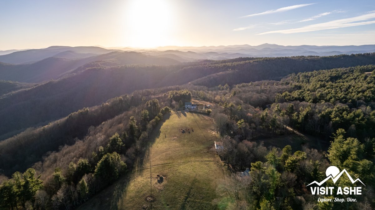 The sunset behind Grandfather Mountain 😍

#ashecountync #ashecounty #weekendgetaway #visitashe #thecoolestcorner #blueridgeparkway #blueridgemoments #blueridgemountains #lovenc #newriver #canoethenew #mountainlife #ncmountains
