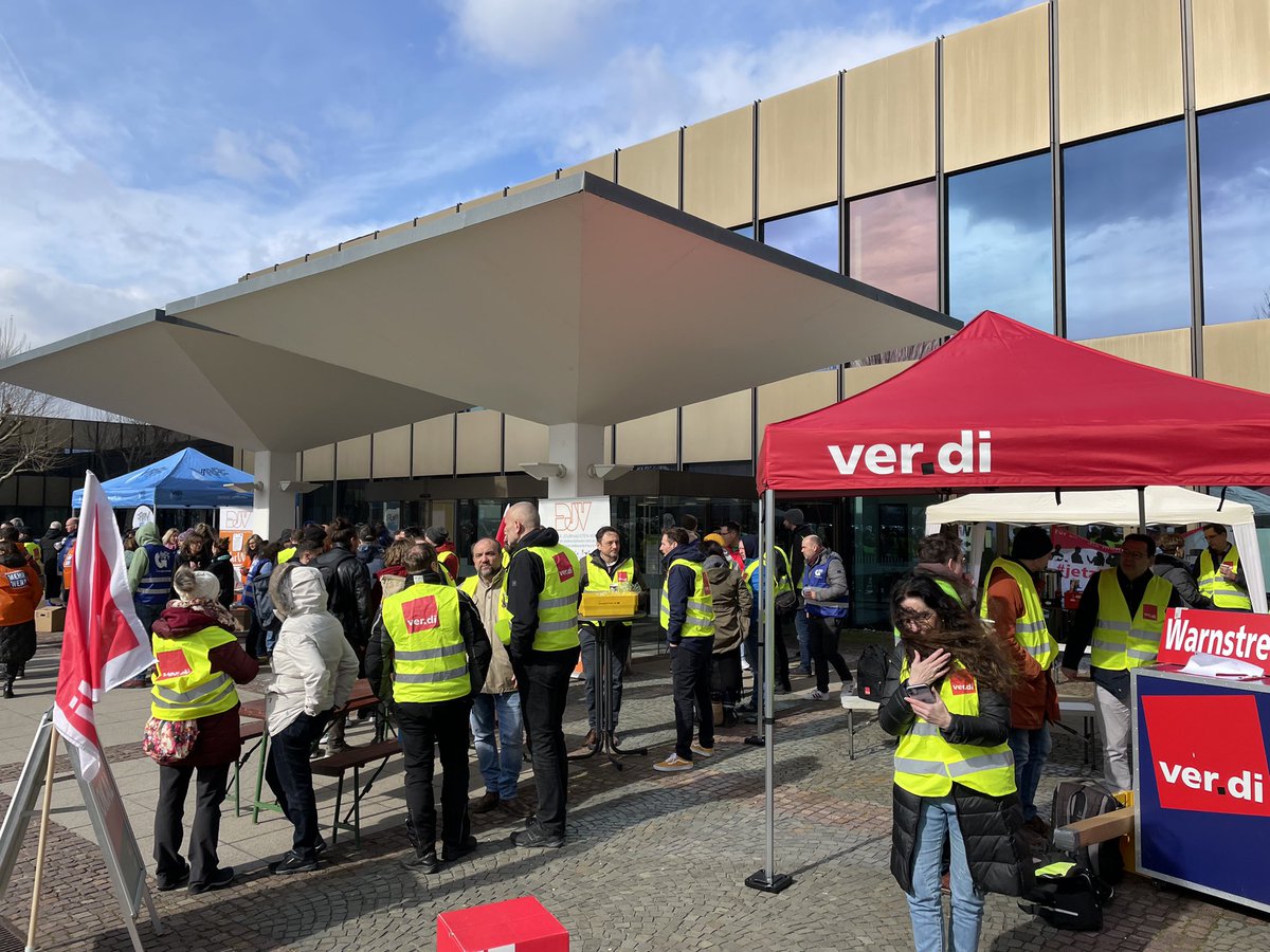 Stillstand bei den Tarifverhandlungen im ZDF. Warnstreik in Mainz! 11-15 Uhr. Streiklokal vor dem Kasinogebäude. #jetzteinschalten