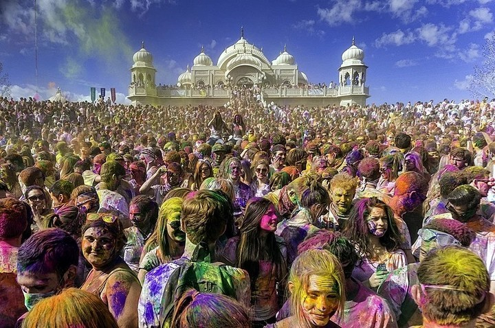 VertigoWarrior's tweet photo. 20 foreign countries where Holi is celebrated with great fervor &amp; passion

1. United States https://t.co/x0dEcNwgLp