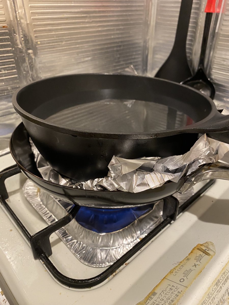 皮パリパリチキンステーキを焼かんとする図 