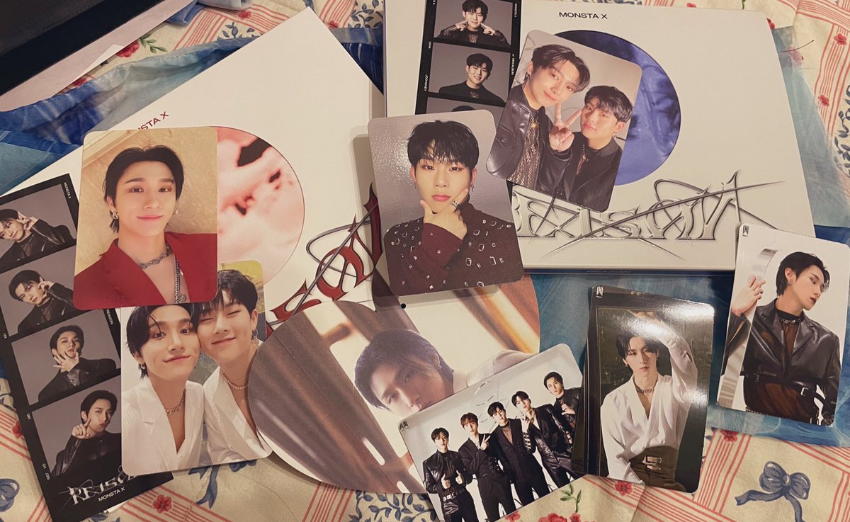 SunnyMiki97's tweet image. @imxinterstellar thank you! EVERYTHING ARRIVED SMOOTHLY 🥰 I’m in love with the free pictures printed by you too ! Thanks 💙