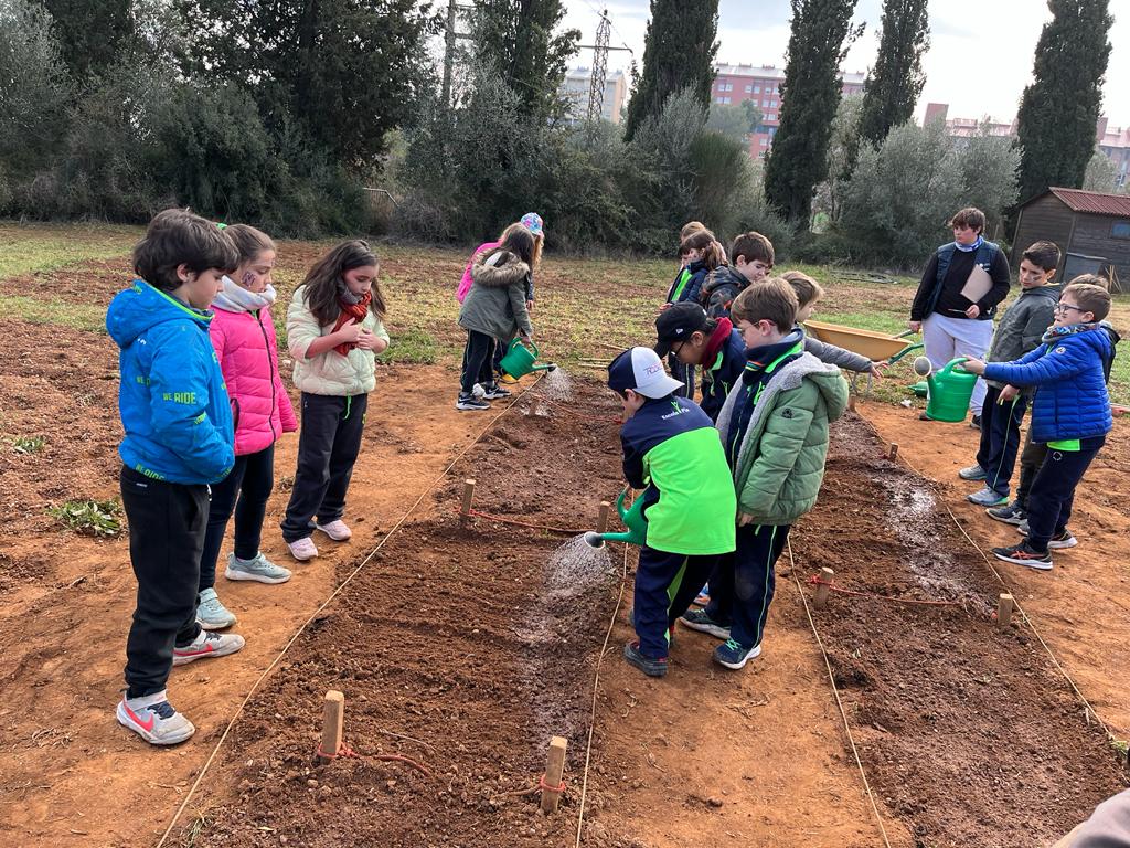 epiasabadell's tweet photo. Al llarg de l'itinerari les classes de 3r hem fet sortides que ens han ajudat a imaginar com era Sabadell en diferents èpoques.També ens hem posat a la pell dels teixidors fent un  teler artesanal teixint un petit tapís amb l'ordit i la trama.
#SUMMEMPIASABADELL
#3RPRIPIASABADELL https://t.co/dqmfast94e