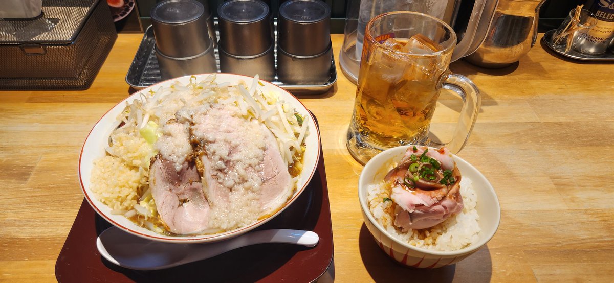 taketake070707's tweet photo. 平日だけど…
本日のらー活
郡山市大槻
『らぁ麺おかむら』

限定麺ケイジロウ&amp;ローズポーク丼

会社終わったら白河飛び出して来てしまいましたｗｗｗ
おかむらさんの二郎系旨かったです😁

ここで帰るハズだったんですがね… https://t.co/8Ox36ThaPT