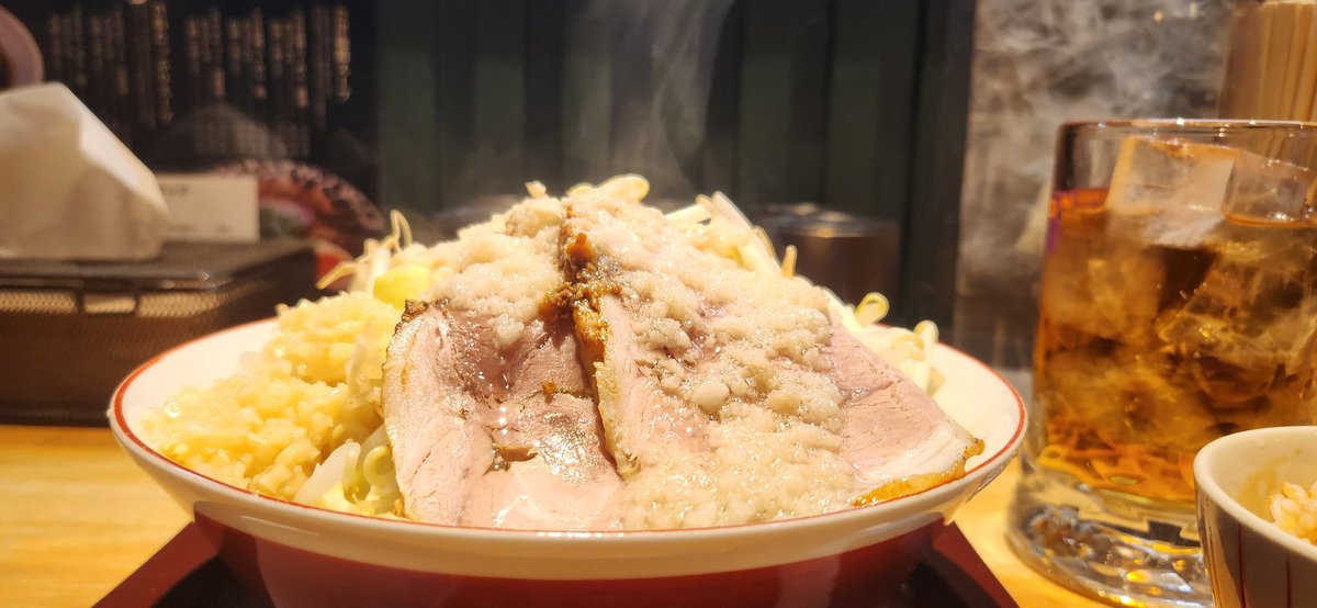 taketake070707's tweet photo. 平日だけど…
本日のらー活
郡山市大槻
『らぁ麺おかむら』

限定麺ケイジロウ&amp;ローズポーク丼

会社終わったら白河飛び出して来てしまいましたｗｗｗ
おかむらさんの二郎系旨かったです😁

ここで帰るハズだったんですがね… https://t.co/8Ox36ThaPT