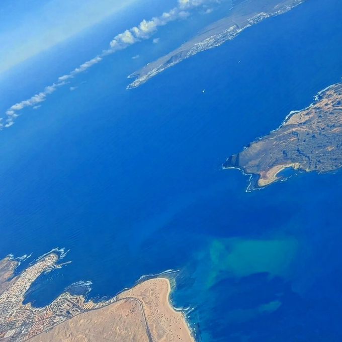 Hashtagmajorero's tweet photo. Tres islas 🏝️
#Lanzarote, isla de Lobos y #Fuerteventura
📷 @BinterCanarias https://t.co/okEaj9XGMj