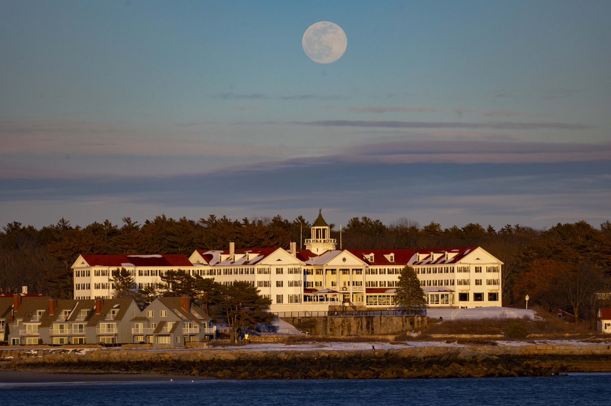 Full Worm Moon over the Colony Hotel in Kennebunkport. 📸: Tina Radel #WormMoon #weather @weatherchannel #mymaine #fullmoon #kennebunkport @newscentermaine @WMTWTV @WGME