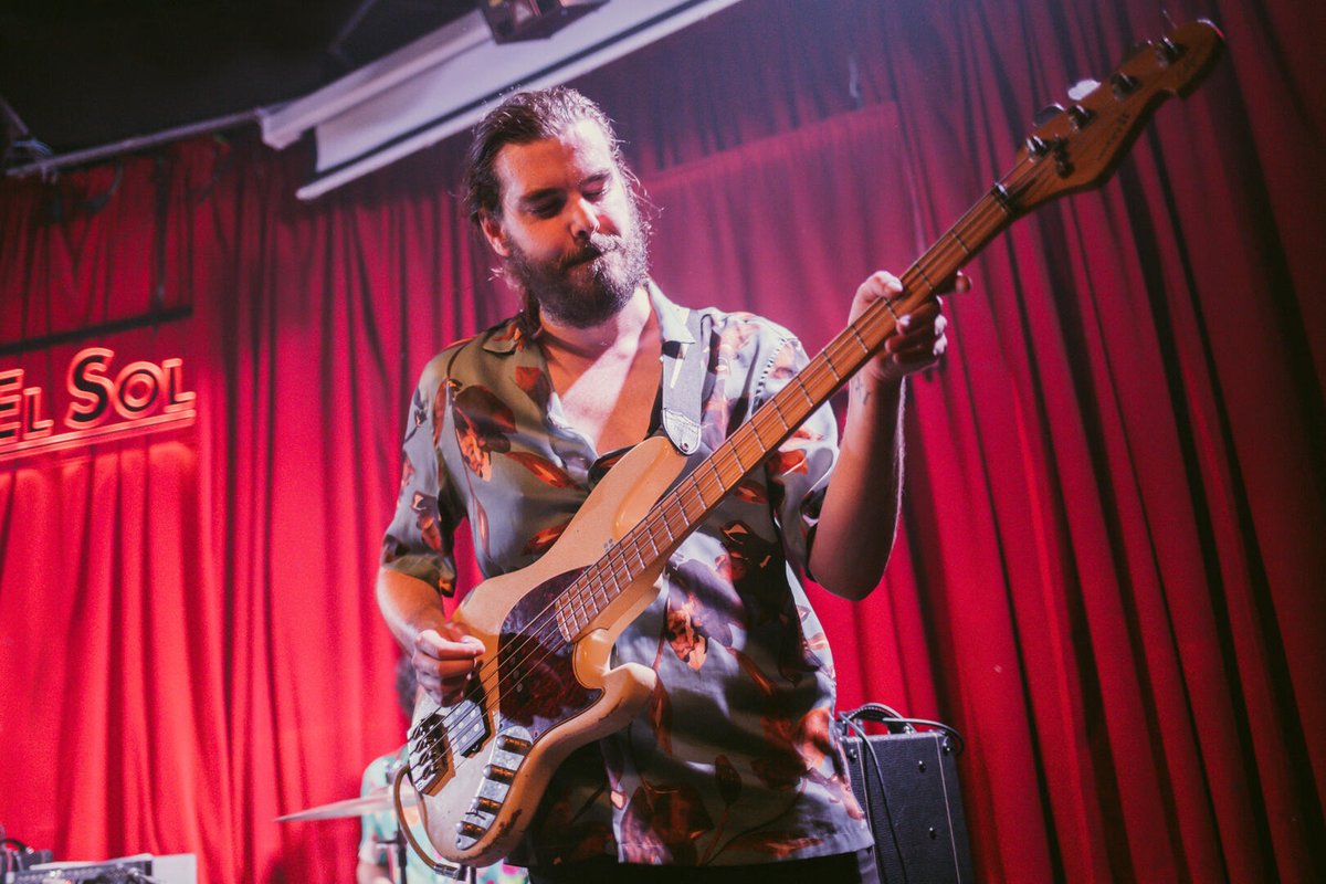 🎂 Hoy este barbitas tan atractivo y pintón cumple años 👑 monarca de nuestras más graves y profundas frecuencias, cuentan que dejó de cortarse el pelo hace ya tanto tiempo que ninguna de sus increibles camisas había sido siquiera diseñada ❤ JAJAJA te queremos <a href="/slinkybass/">Israa</a>