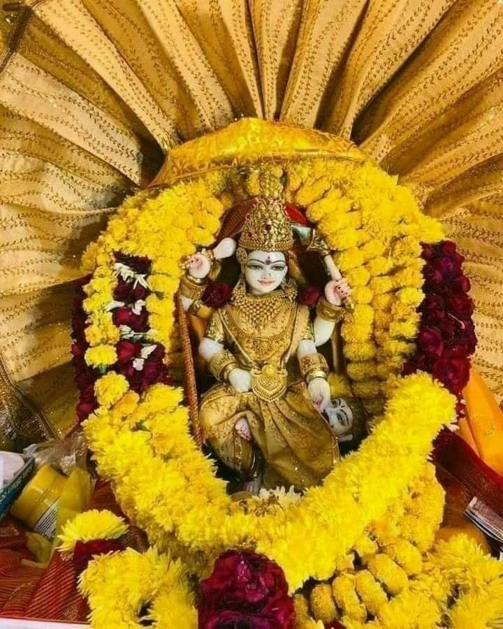 माँ पीताम्बरा बगलामुखी सदैव बुरी शक्तियों से अपने भक्तों की रक्षा करती हैं। माँ की उपासना से साधक का जीवन सदा के लिए निष्कंटक हो जाता है।