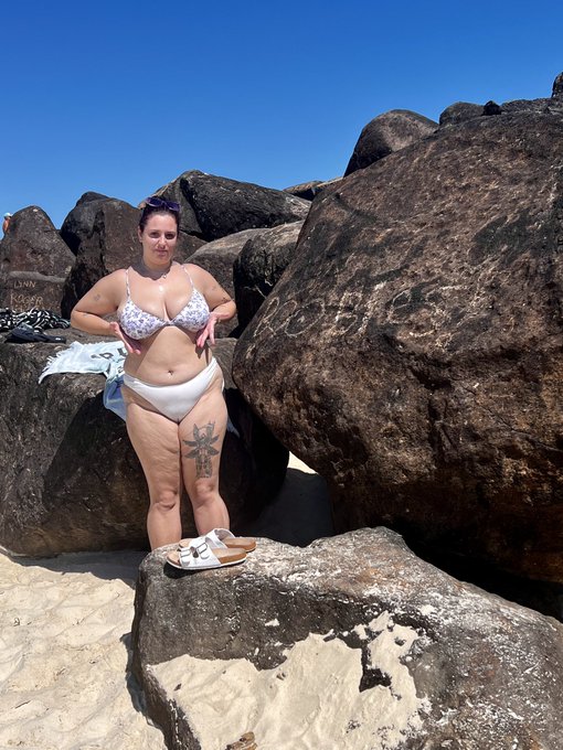 Beachside shoots 🌊☀️ https://t.co/EWAYJUMFOv