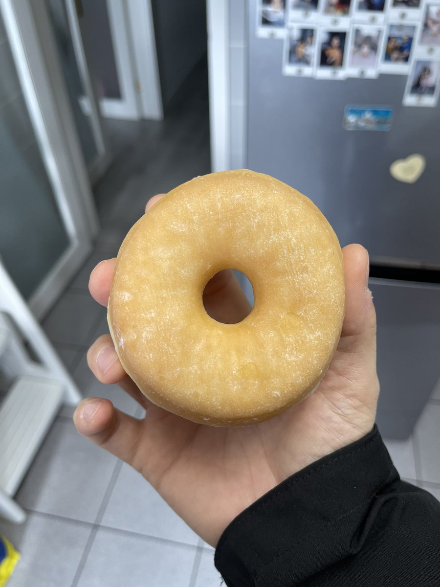 ChefeJamon's tweet photo. Review do donut do Lidl (0.39€)

Massa incrivelmente fofa com uma casca fininha de glace no exterior. Doce sem ser enjoativo.

10/10 mamava até vomitar https://t.co/f4mCND7any