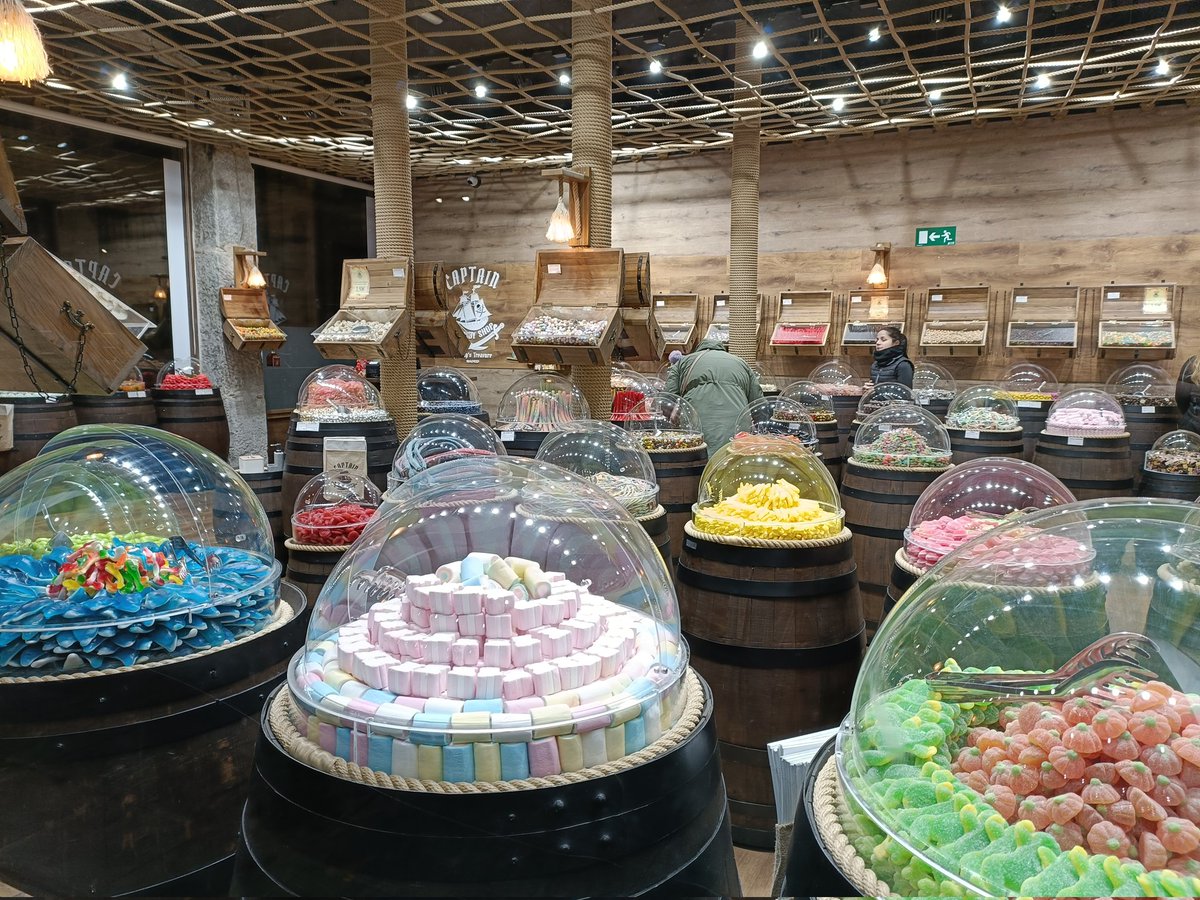 jonpagola's tweet image. Hay que abrir YA el melón de la franquicia de tiendas de chuches piratas:

- Están en las mejores calles (= las más caras)
- Hay más dependientas que clientes.
-Es carísimo.
-Es una horterada. 

¿Teorías sobre su modus operandi? ¿Cómo cojones sobreviven? ¿Son chuches chuches?