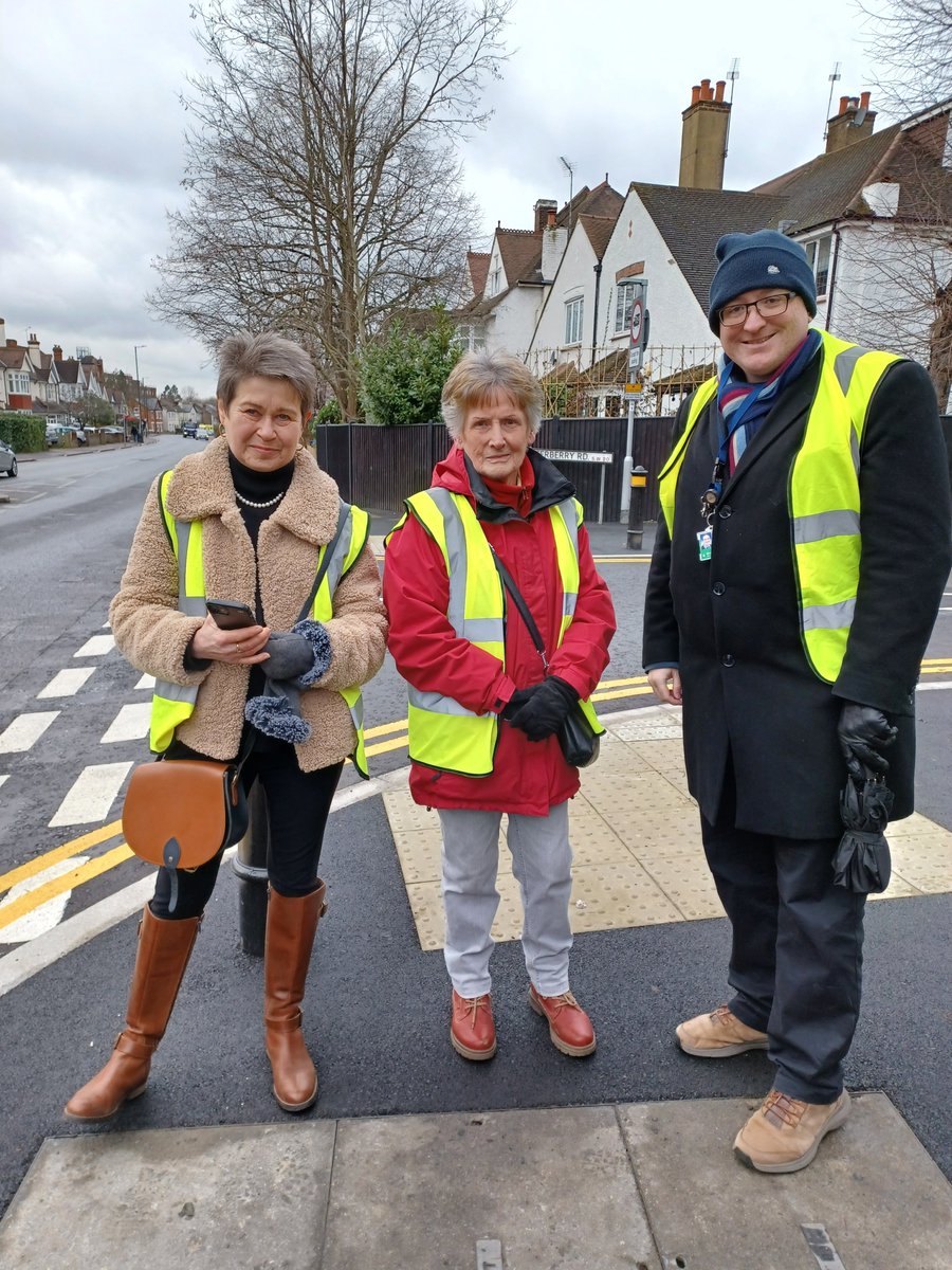MPSHillside's tweet photo. @MPSHillside with @MertonSaferTransportTeam working alongside local councillors and residents to carry out #CommunityRoadWatch to monitor vehicle speed limits on Worple Road.
#CommunityPolicing https://t.co/UJWj112iE4