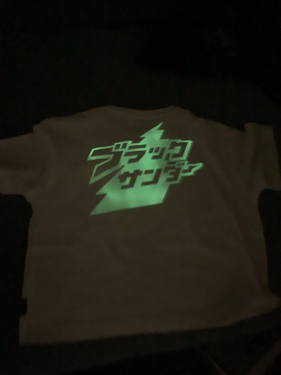 liondqnnew's tweet photo. ブラックサンダーコラボtシャツ
白は裏面が蓄光で光ります!
こんな感じに
#ブラックサンダー黒い広報室
#FOKIDS https://t.co/6xzfdxGqEh