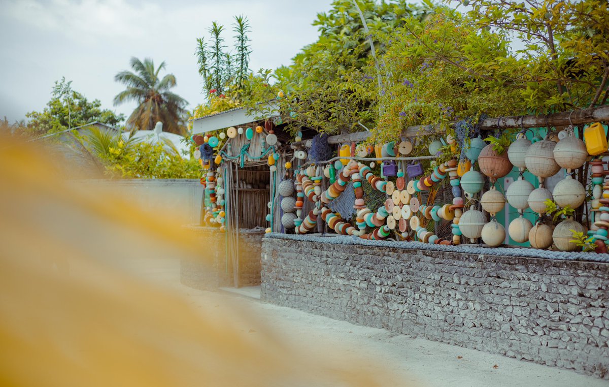ހއ މޮޅަދޫއަށް ކުރި ދަތުރުގެ ތެރެއިން އަޅުގަނޑުގެ ކެމެރާ ލެންސަށް އެރީ ތަފާތު މި ގެ އެވެ. މިގެ ތަފާތުކޮށްފައިވަނީ ބޭރުގެ ވަށާފާރާއި ގެތެރެ ޒީނަތްތެރިކުރުމަށް ބޭނުންކޮށްފައިވާ މޫދުންނާއި ގޮނޑުދޮށްތަކުން ހޮވާ ތަފާތު އެއްޗެހިންނެވެ. މި މަންޒަރު ވަރަށް ހިތްގައިމެވެ .
<a href="/molhadhoo/">Molhadhoo</a>
