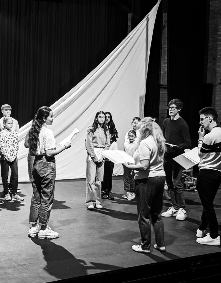 Judi and Ethan in full 'director mode' working with our wonderful Much Ado company on Act 5!

#MuchAdoAboutNothing #youththeatre #youngcompany #Shakespeare