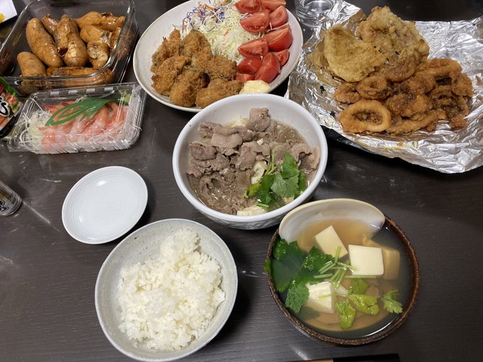 仕出しの魚屋で買い物すると色々おまけもらってしまい、豪華な飯になる(普段から単価の高い客)

今日の目玉は浦安の蛤のお吸い物よ^〜 