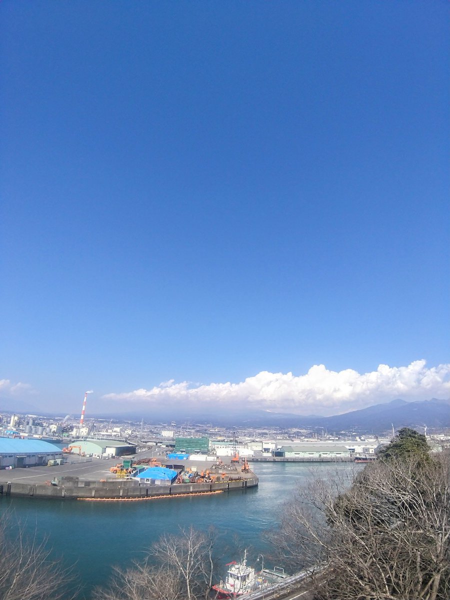 過去空 いつかの 青空と正面に たっぷり白い雲を纏って 隠れている富士山 静岡県富士市鈴川町の 富士と港の見える公園の 展望台から北向に