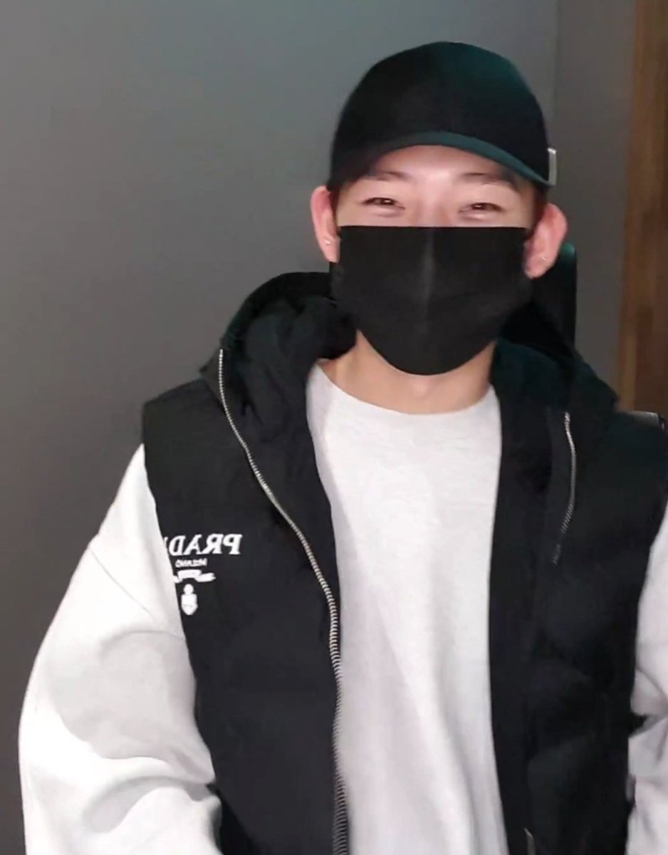blckpnksn's tweet photo. sunoo's outfit 🖤🤍 https://t.co/Gyfdguc40O