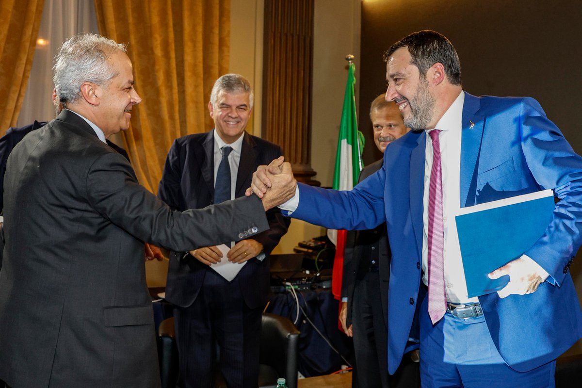 matteosalvinimi's tweet photo. Piena solidarietà al Ministro Piantedosi. https://t.co/NCttgtWhUS