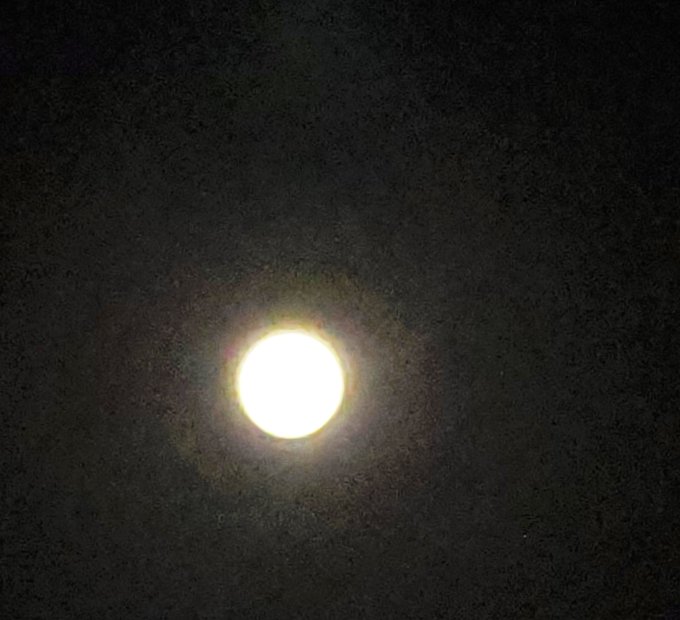 今夜は満月。「月がきれいですね」って伝えてくれたヒウォン。切ないような懐かしさで月を見る。ワームムーンだよ。 
