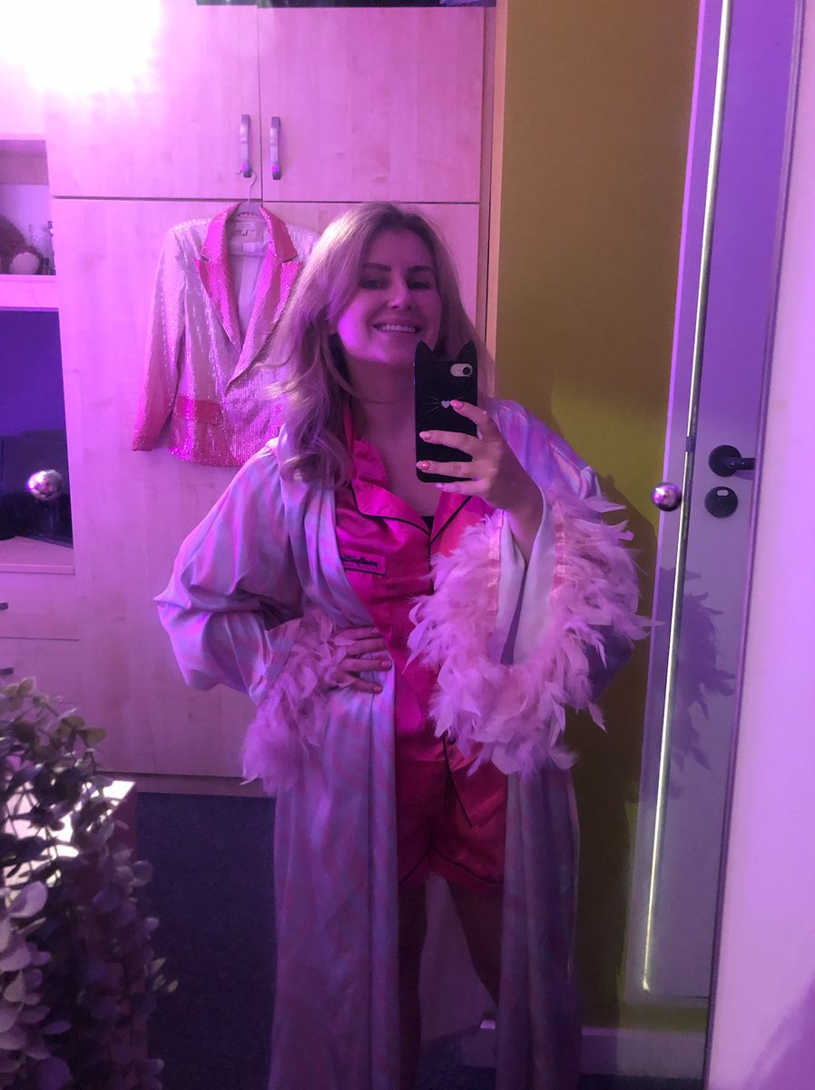 heyivyash's tweet photo. I feel like I’m giving off Stifler’s mom vibes in this photo &amp; I’m 100% here for it 💋 

⁠#PopMusicLife #SingerSongwriters #IvyAsh #IndependentMusicArtist #BodyPositivityAdvocate https://t.co/SxVb3Mvsbe