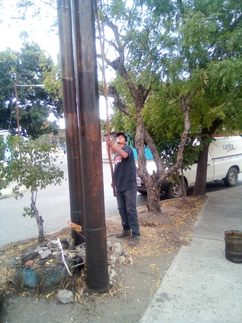En resguardo del servicio de #Cantv, para evitar el ultraje de cableado, Tupamaro Mariño se unió en labor de prevención del robo del mismo. Seguimos en batalla.
#EsNoticia #TrabajoEnLaCiudad #YoDefiendoHaciendo