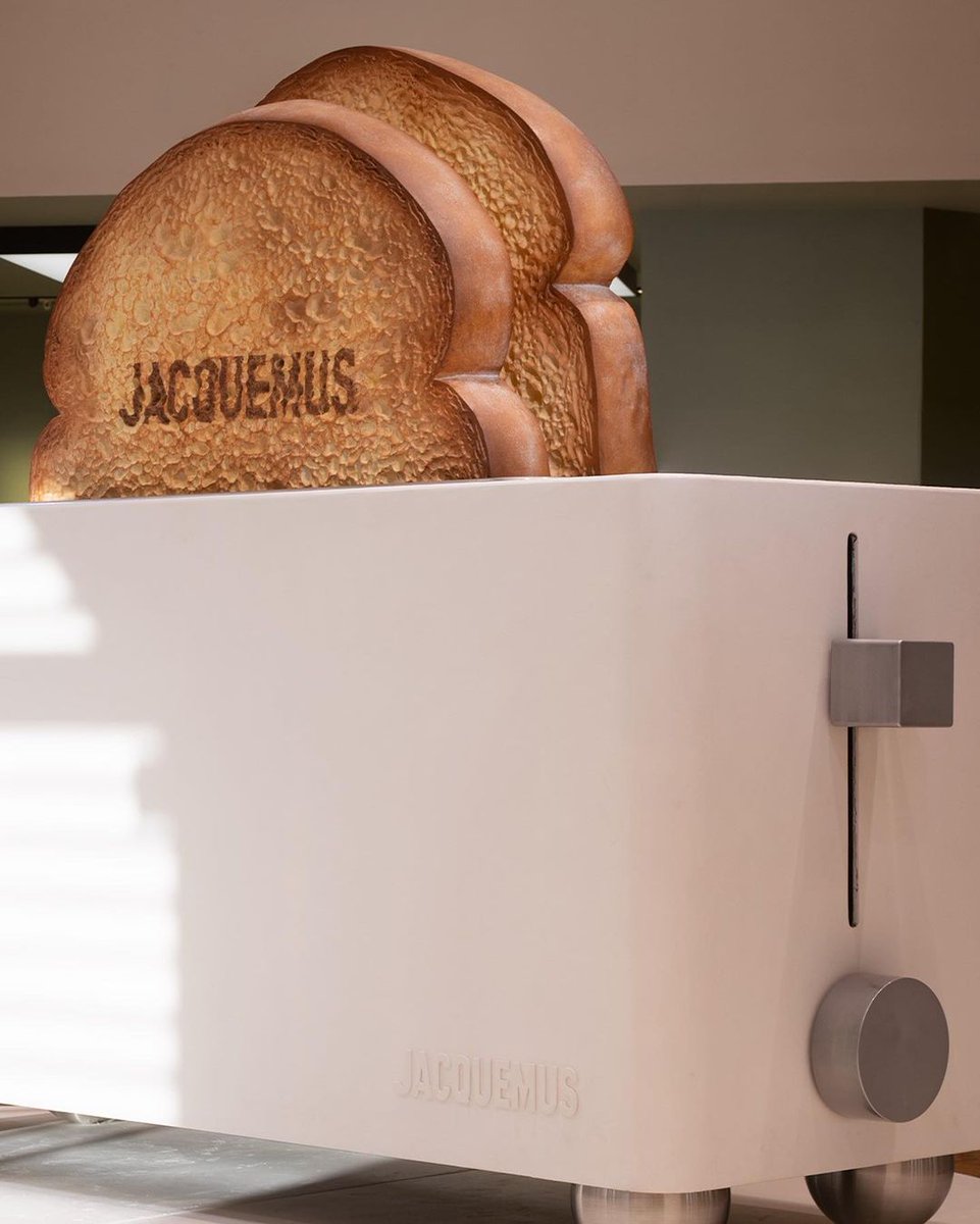 👀 JACQUEMUS a envahi les Galeries Lafayette !

Jusqu'au 2 avril, JACQUEMUS propose une expérience inédite ! En vous baladant dans le magasin, retrouvez les installations XXL immersives de la marque mais aussi le « Café Fleurs ».