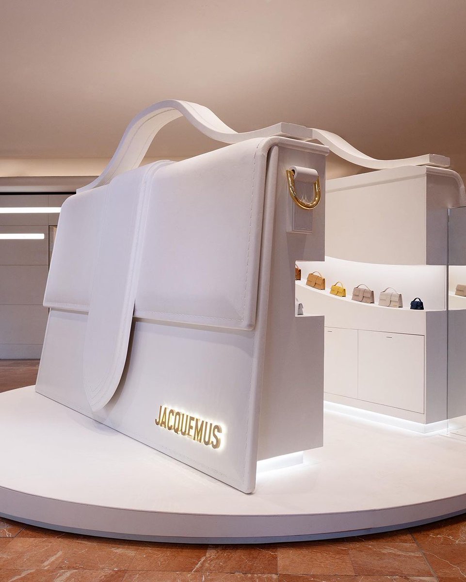 unpotedanslacom's tweet photo. 👀 JACQUEMUS a envahi les Galeries Lafayette !

Jusqu'au 2 avril, JACQUEMUS propose une expérience inédite ! En vous baladant dans le magasin, retrouvez les installations XXL immersives de la marque mais aussi le « Café Fleurs ». https://t.co/NkezpPnE4y