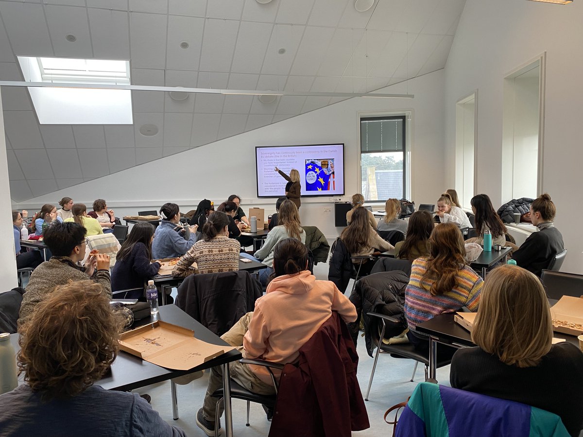 CentreforEUPol's tweet photo. Professorfrokost med @MwiWind for udvekslingsstuderende, der læser et semester på Institut for Statskundskab på KU. Vi vender dansk suvænitetsforståelse, EU-ret og majoritetsdemokrati vs. konstitutionelt demokrati 🇪🇺🇩🇰
#kbhuni #mentorgruppenpaastatskundskab #dkpol https://t.co/SfyuwklSSW