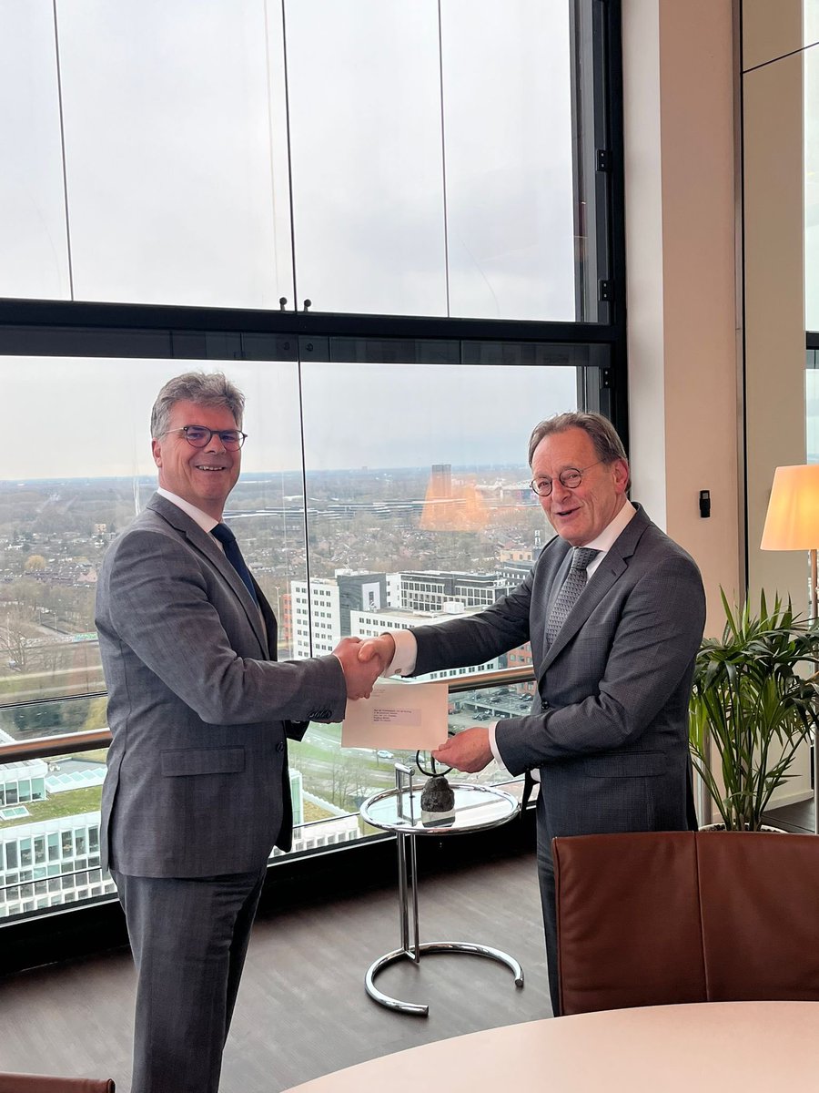 Burgemeester Koos Janssen van <a href="/gemeentezeist/">Gemeente Zeist</a> heeft cvdK <a href="/HansOosters/">Hans Oosters</a> laten weten begin 2024 -bij het einde van zijn ambtsperiode- te vertrekken als burgemeester van Zeist. <a href="/JanssenKoos/">Koos Janssen</a> is dan 31 jaar burgemeester, waarvan 18 in Zeist.