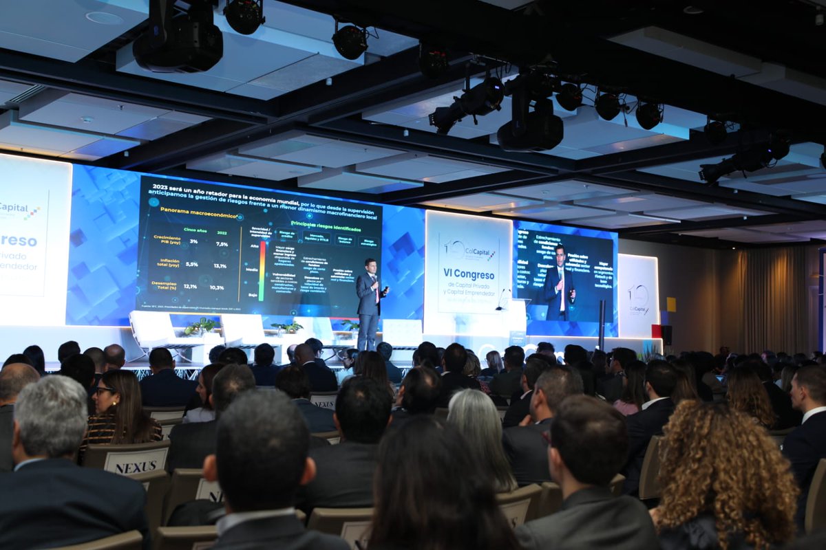 SFCsupervisor's tweet photo. Durante el #CongresoColCapital, el Superfinanciero, Jorge Castaño, explica que el contexto de tasas de interés y menor crédito bancario genera grandes oportunidades para unir el mercado de mipymes y venture capital con los vehículos de inversión. https://t.co/2cf7j09eo0
