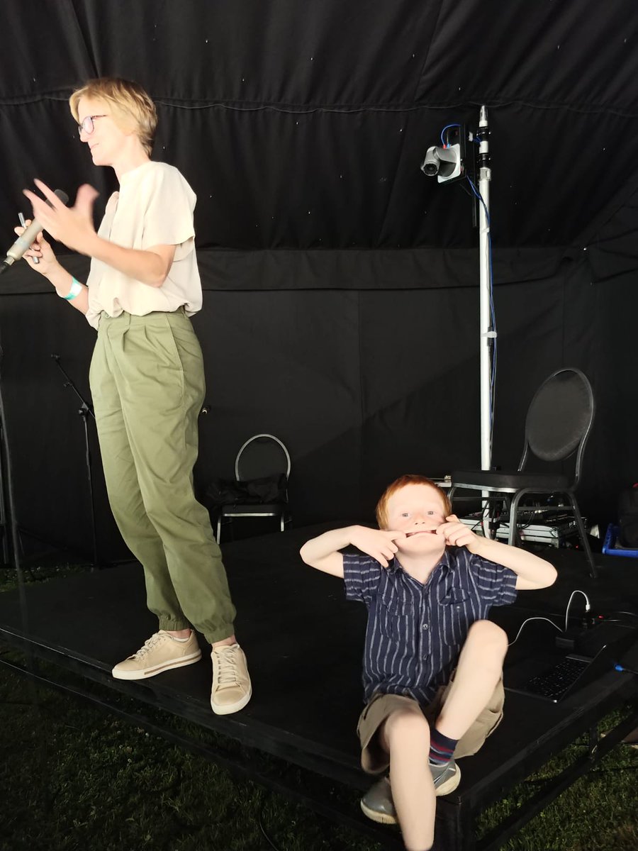 WaspWoman's tweet image. Thanks for the plug! Here&apos;s my favourite photo from @wealdenlitfest, when my youngest decided to add to my talk 😂.
Paperback of  #EndlessForms is out in 3 weeks, just in time for the spring queens emerging! harpercollins.co.uk/products/endle… @WmCollinsBooks @UCLLifeSciences