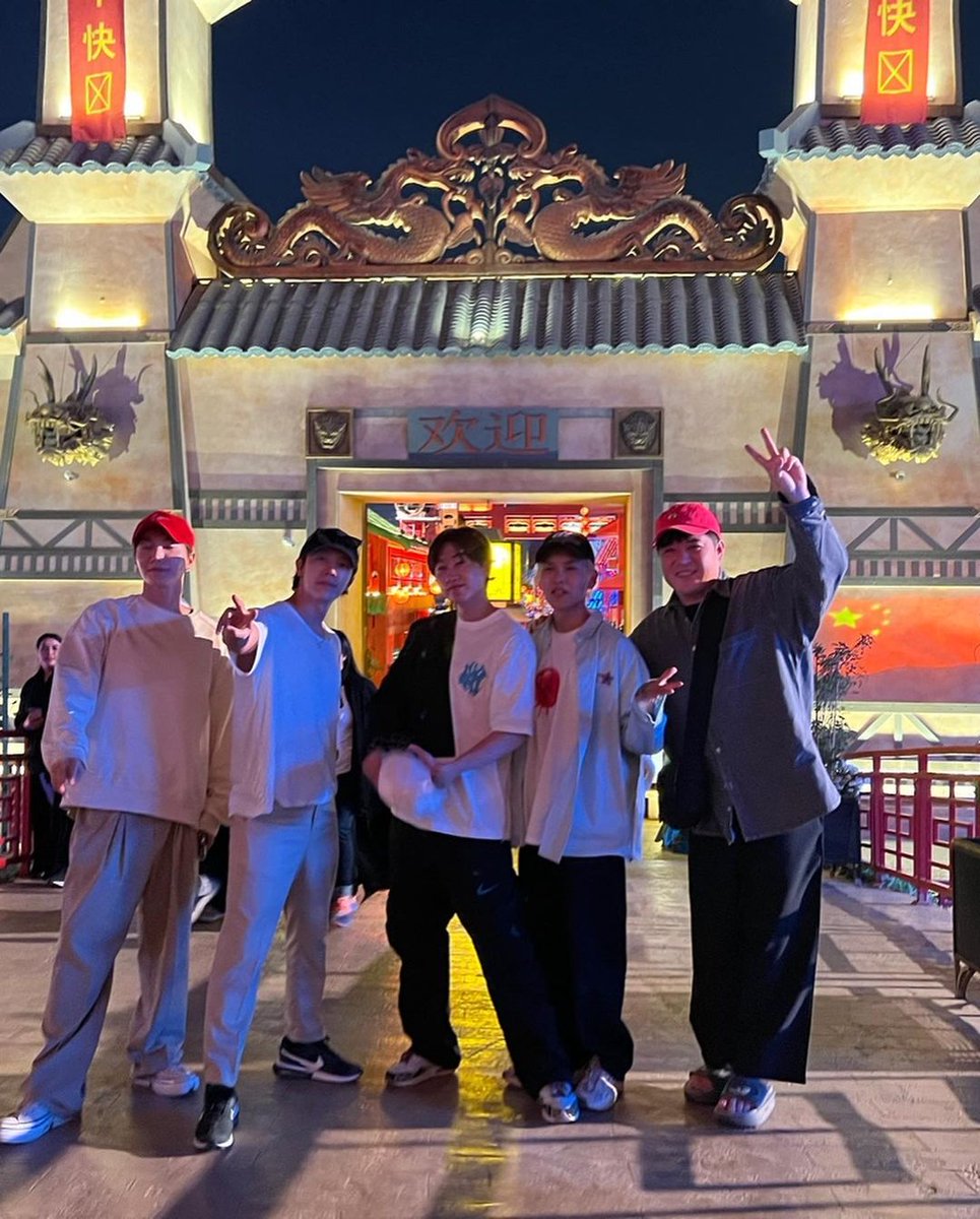 [230307] Leeteuk Instagram, Twitter &amp; Weibo

(FR) Quiconque regarde sait que ce sont des touristes.

(EN) Whoever sees it knows they are tourists.

(KR) 누가뵈도 괸광객😝

Lien/Link : instagram.com/p/Cpe_cUgJwzo/…

(Cr: xxteukxx Trans: cheonsateukfrance)