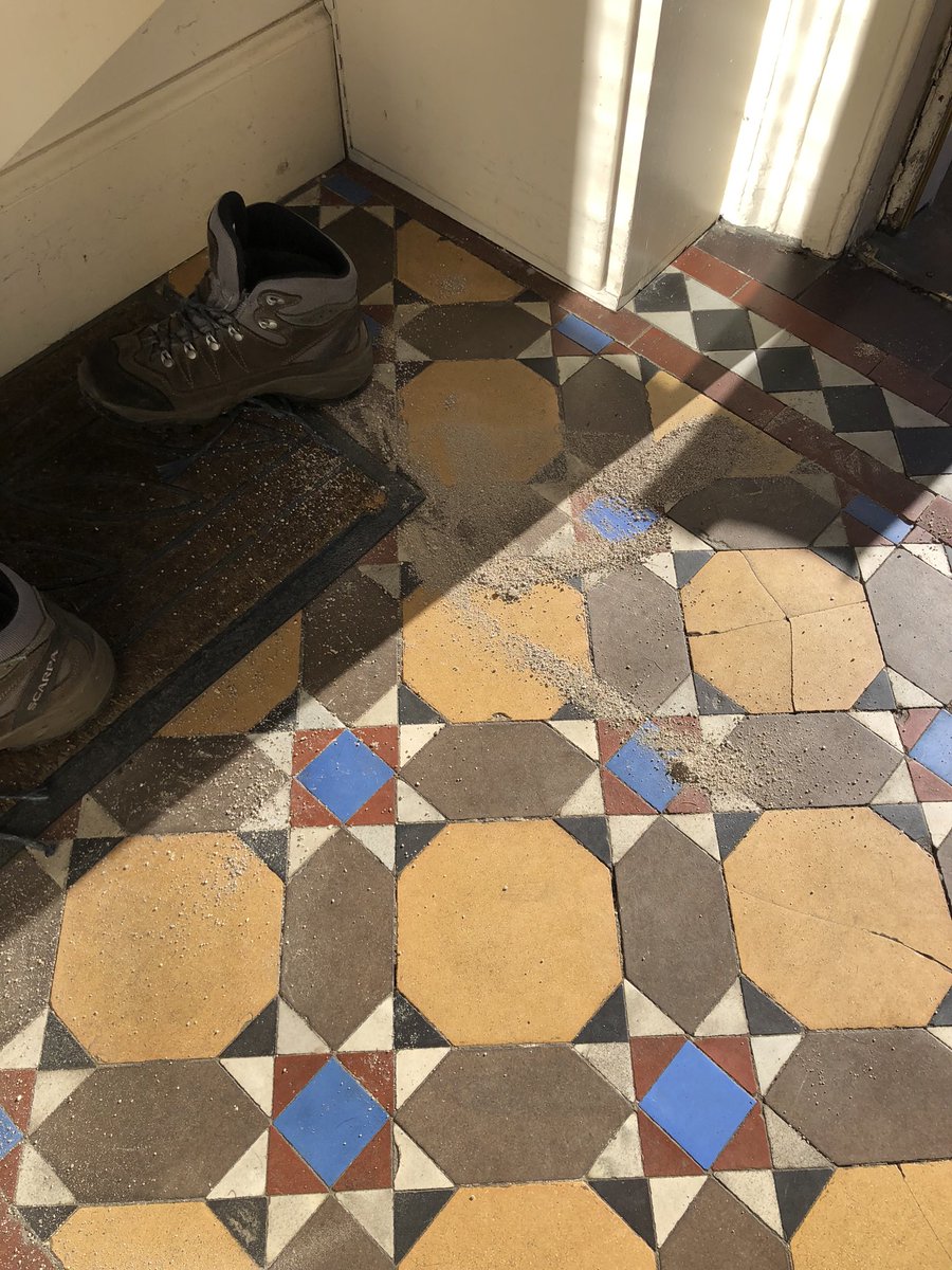 varipowell's tweet photo. @PetsatHome just spent 30 minutes cleaning up after my cat litter delivery spilled all over the house, step and garden. Not sure if Dpd or PAH to blame but boxes have leaked everywhere. https://t.co/w1rIsWa0wc