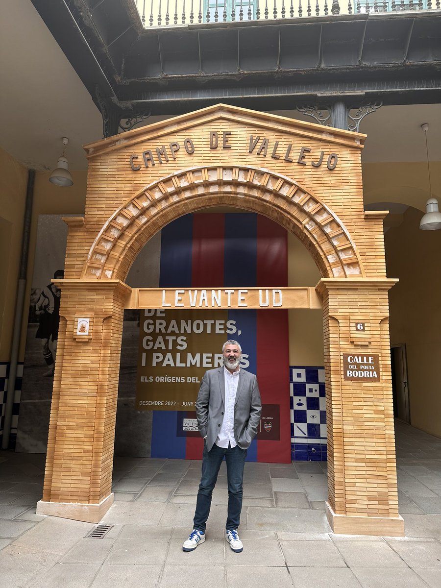 sergit74's tweet photo. He vengut als #PremisDelBonGovern de la @fvmpendirecto a #LaBeneficiencia i no ho he pogut resistir.
#MaxoLlevant 🐸🐸 https://t.co/w97GFVH783