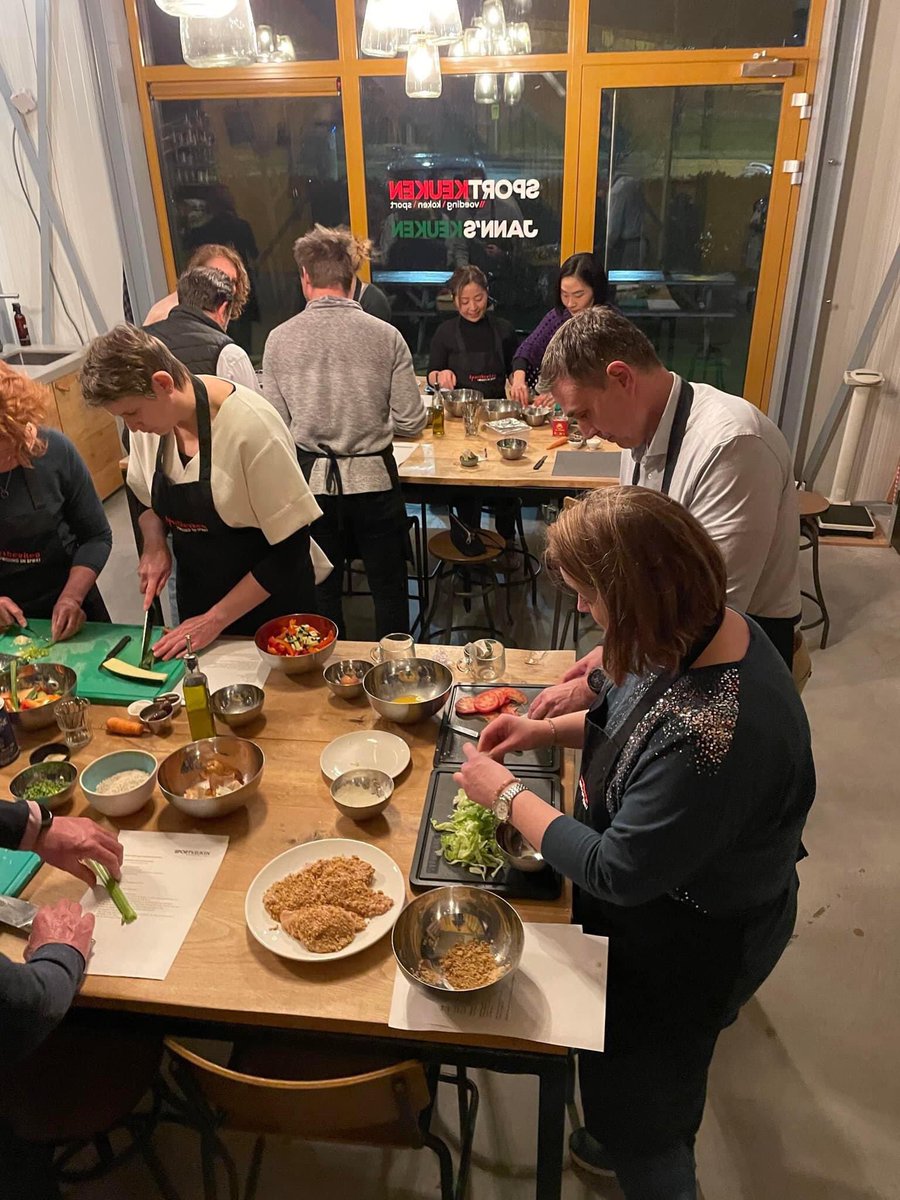 TopJudoUtrecht's tweet photo. Wat hebben sporters nodig aan voeding? Wanneer, wat, hoeveel? Vragen van (sport) ouders! Daarom organiseerden we een kookworkshop door @Sportkeuken in Bunnik. Vaders en moeders hebben de lekkerste gerechten gemaakt en geproefd.
#Sportvoeding #Judo #Talentontwikkeling #SportOuders https://t.co/yizVksmqSp
