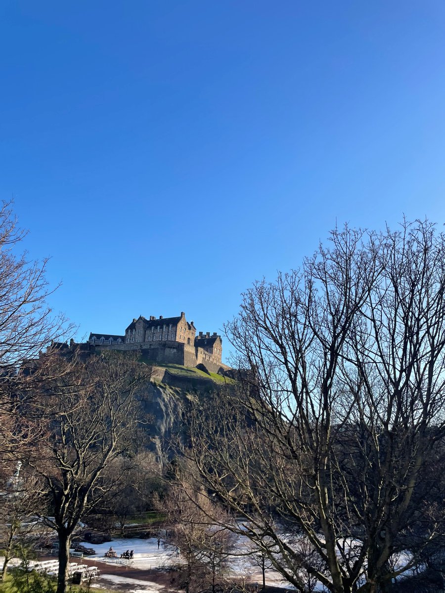 Temperatures may be dropping, but what better way to explore Edinburgh than aboard our Bright Bus Tour on a crisp, blue-skied day? Just look at this photo of Edinburgh Castle in all its glory🏰