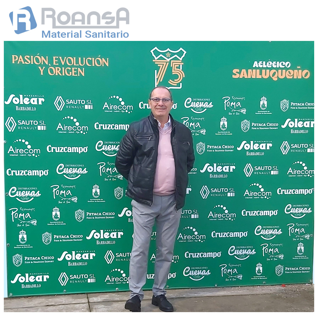 Roansa, como patrocinadores del <a href="/atcosanluqueno/">Atlético Sanluqueño</a>, asistimos al partido del pasado domingo contra el Vélez Club de Fútbol, representandonos nuestro compañero Martín Gálvez, para dar apoyo al equipo y celebrar junto a ellos la merecida victoria.
¡Enhorabuena equipo! 👏✌