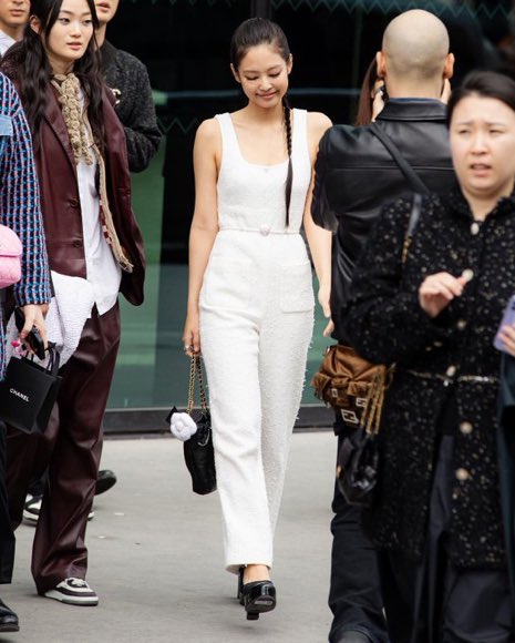 liligisoo's tweet photo. Diiiaaas si les aparece este tweet dejen los tags para Jennie!! No ignoren! 

AMBASSADOR JENNIE FOR CHANEL
#JENNIExCHANELFW23 @CHANEL https://t.co/NuzTVrF9tB