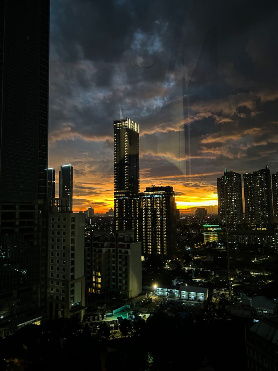 laron_ijo's tweet photo. Langit  sore dari lt 33 https://t.co/rRFsuvlyhm