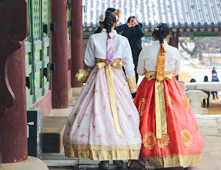 ADRIAN_DJLEE's tweet photo. The Fascinating History of Korean Traditional Wear: Exploring the Origins and Evolution of Hanbok https://t.co/XShuDbsHoj https://t.co/zIpNxZhv4U