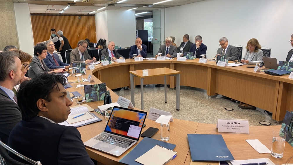 #USP e <a href="/CNRS/">CNRS 🌍</a> pretendem criar centro conjunto de pesquisa com sede em São Paulo. Presidente da #FAPESP manifestou interesse em apoiar projetos, com destaque para áreas como ciência dos oceanos, biodiversidade e sustentabilidade. agencia.fapesp.br/40840/