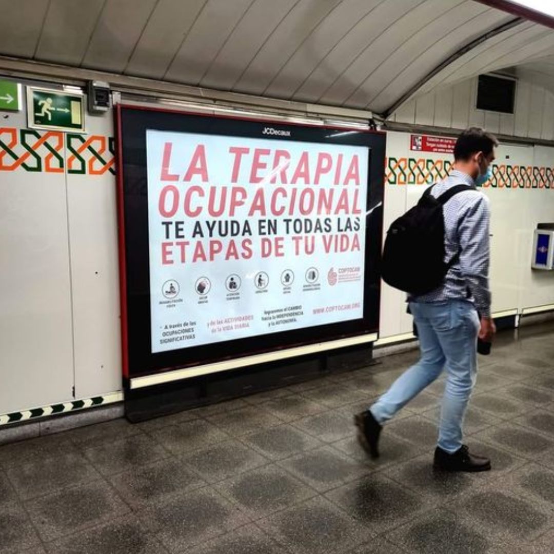 ConsejoTO's tweet photo. La terapia ocupacional y la importancia de lo cotidiano.  Algo tan cotidiano como coger cada día el metro son las AVDs; la base y la esencia de nuestro trabajo. Una imagen que ilustra perfectamente cómo la TO está y va a estar siempre presente en nuestras vidas y  rutinas. https://t.co/E8kkBsr2jW