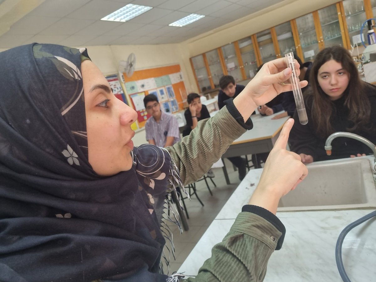 TahaniDandashli's tweet photo. Grade 8 students verified the different signs of different chemical reactions.
#lab_work
@MakassedSaida @ZakiyaAsfour @NoueirySiham https://t.co/C0q5Uchwyc